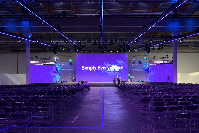 Live Event mit Eve Untertitelung auf extra Bildschirmen