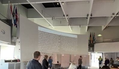 Live Untertitel auf einer Leinwand